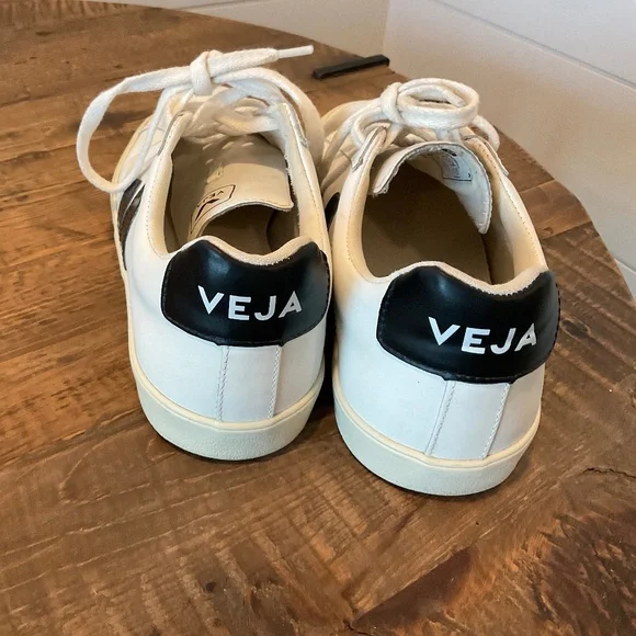 VEJA Sneaker - Picture 1 of 5